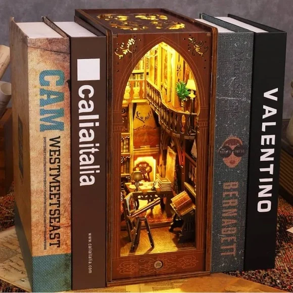 Library of Books Miniature Diorama with LED - Picture 3 of 6